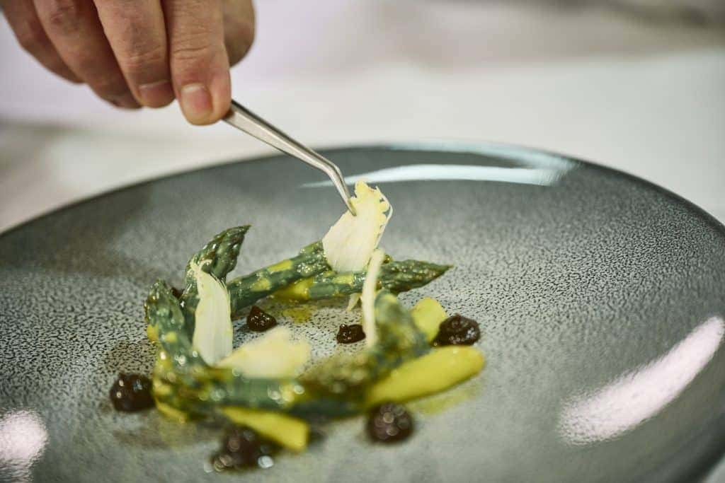Cook with Stéphane Décotterd #6: Green asparagus tips with Salgesch verjuice, on nettle and Lussery black garlic raviole